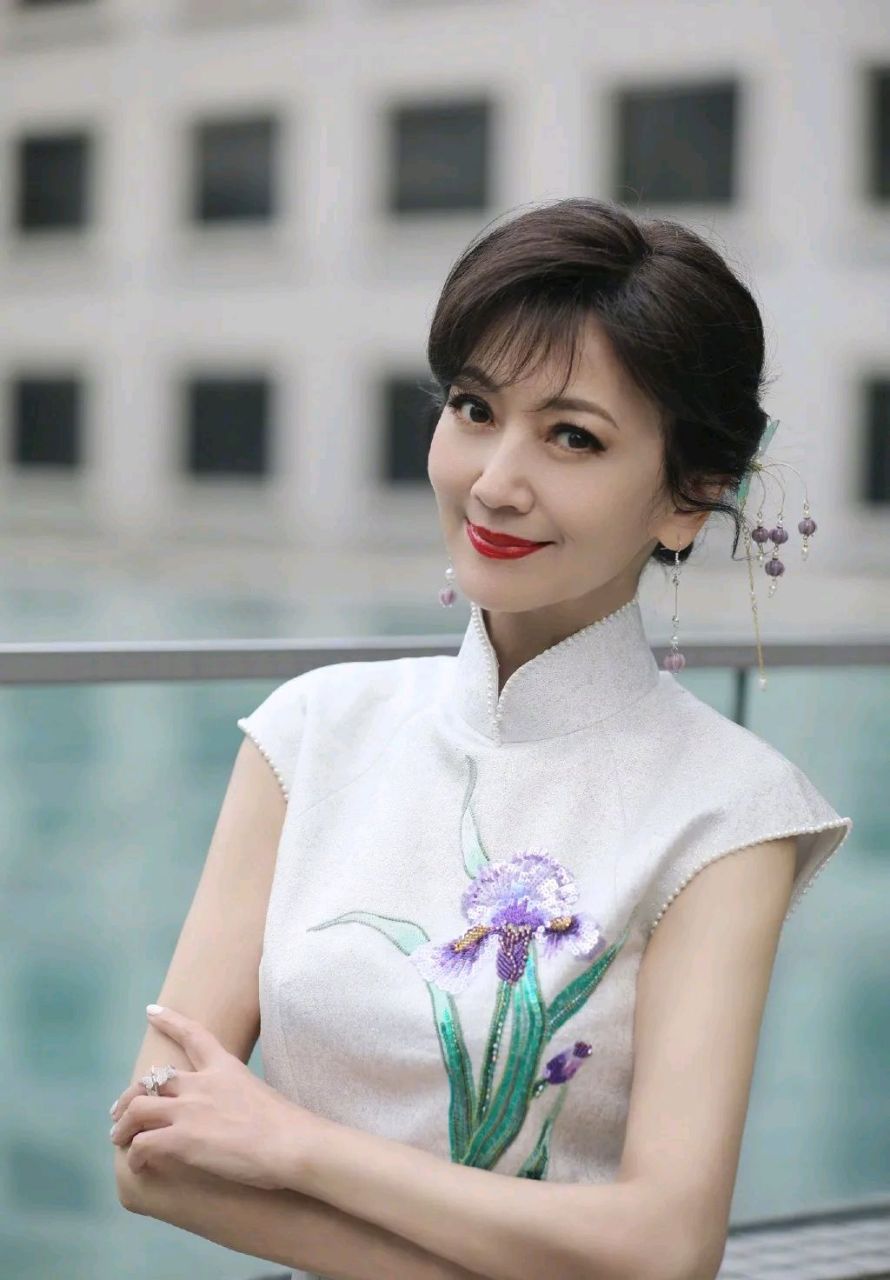 怼脸拍赵雅芝对比精修美照:年龄差距不止20岁,简直