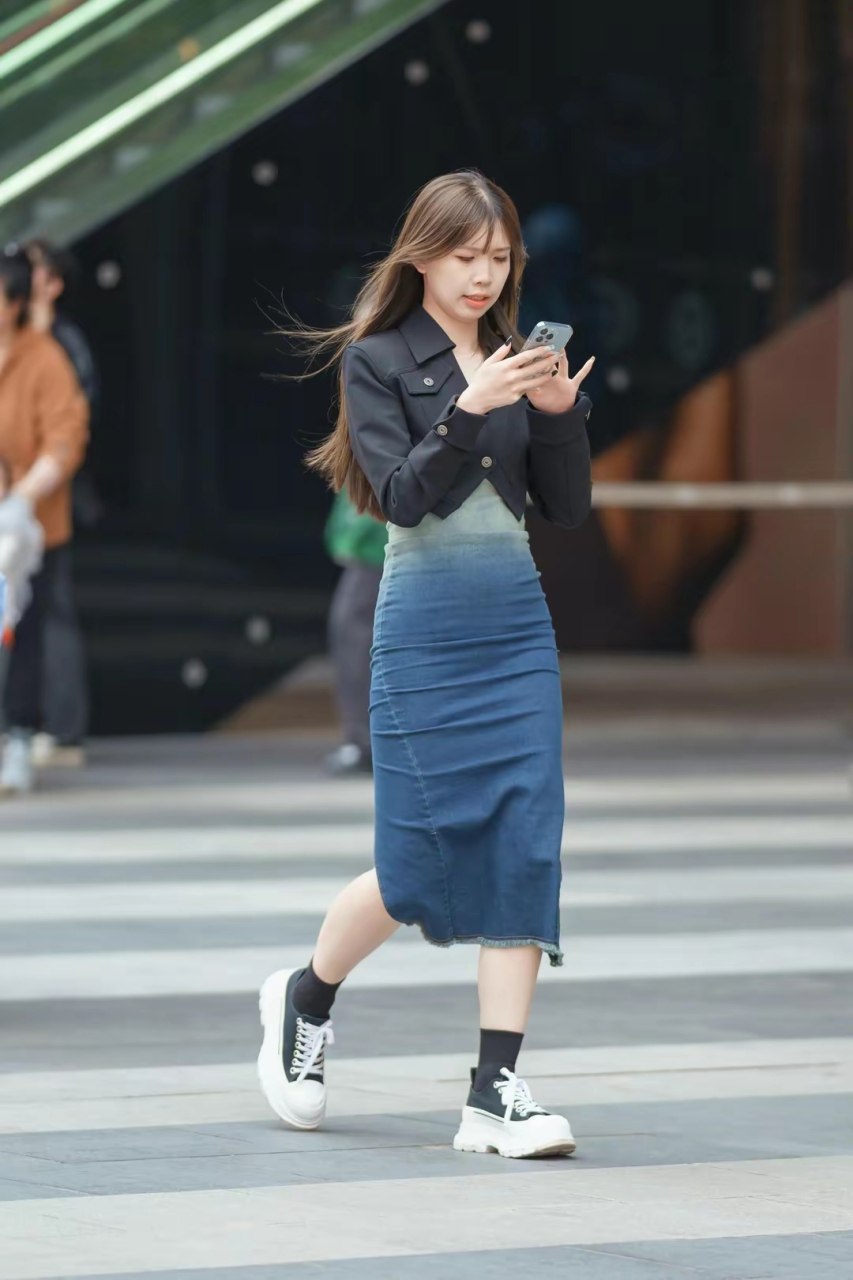 看看街拍达人的穿搭,你就知道牛仔半身裙到底有多好看,多时髦了