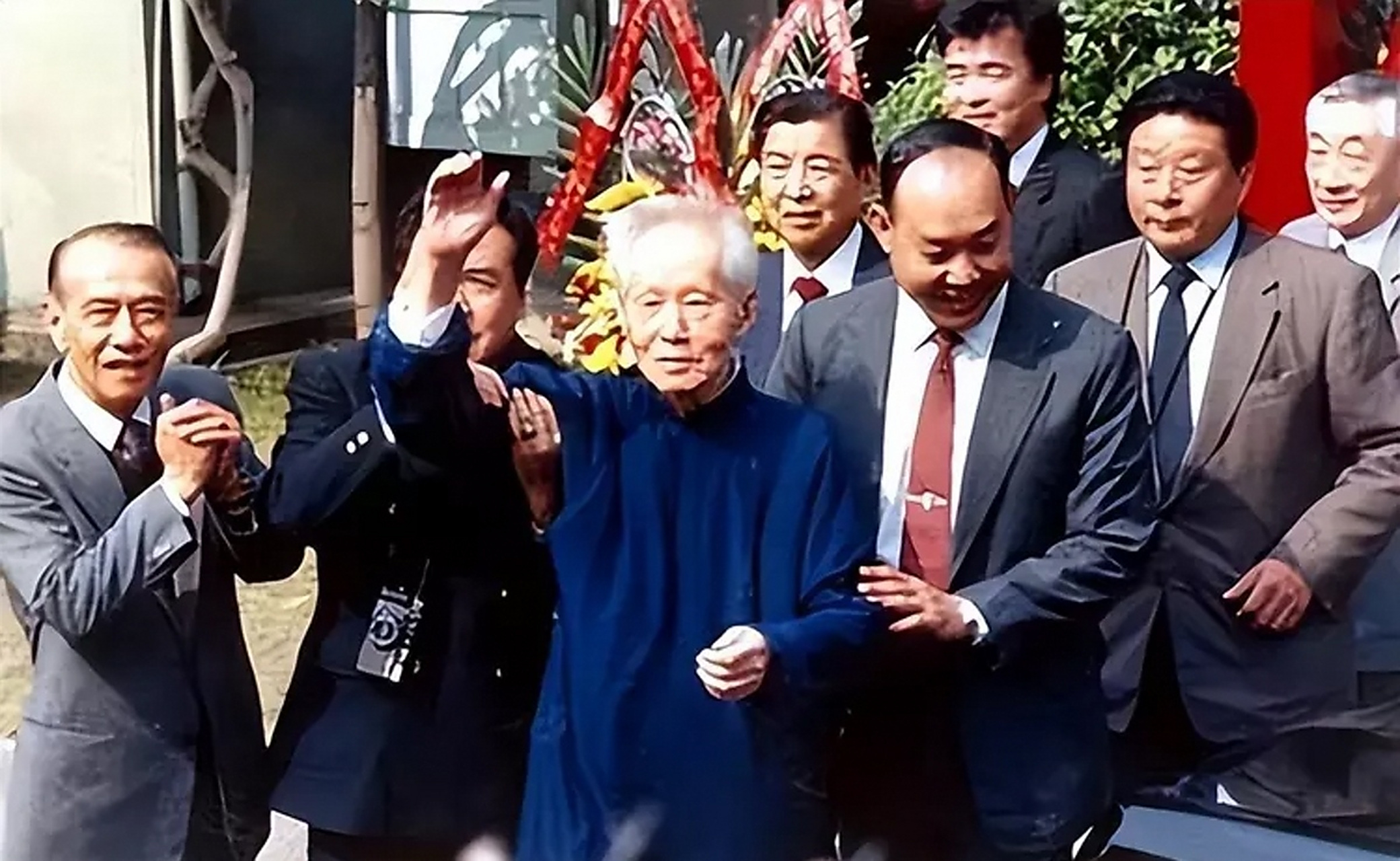 但是,这次他却饶有兴趣地与周良沛交谈了一个多小时.