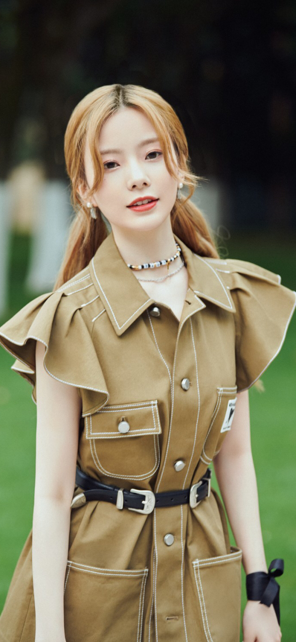 陈卓璇户外写真