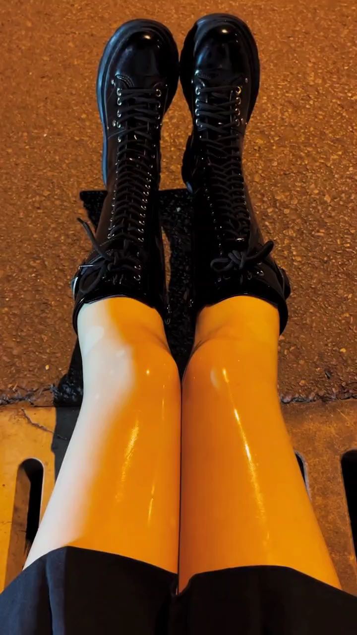 夜晚的街边,欣赏新买的胶袜.