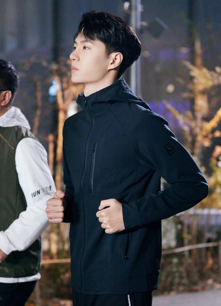 酷盖王一博开心发头盔自拍照一张,粉丝的图亮了,这图能给王一博看到吗