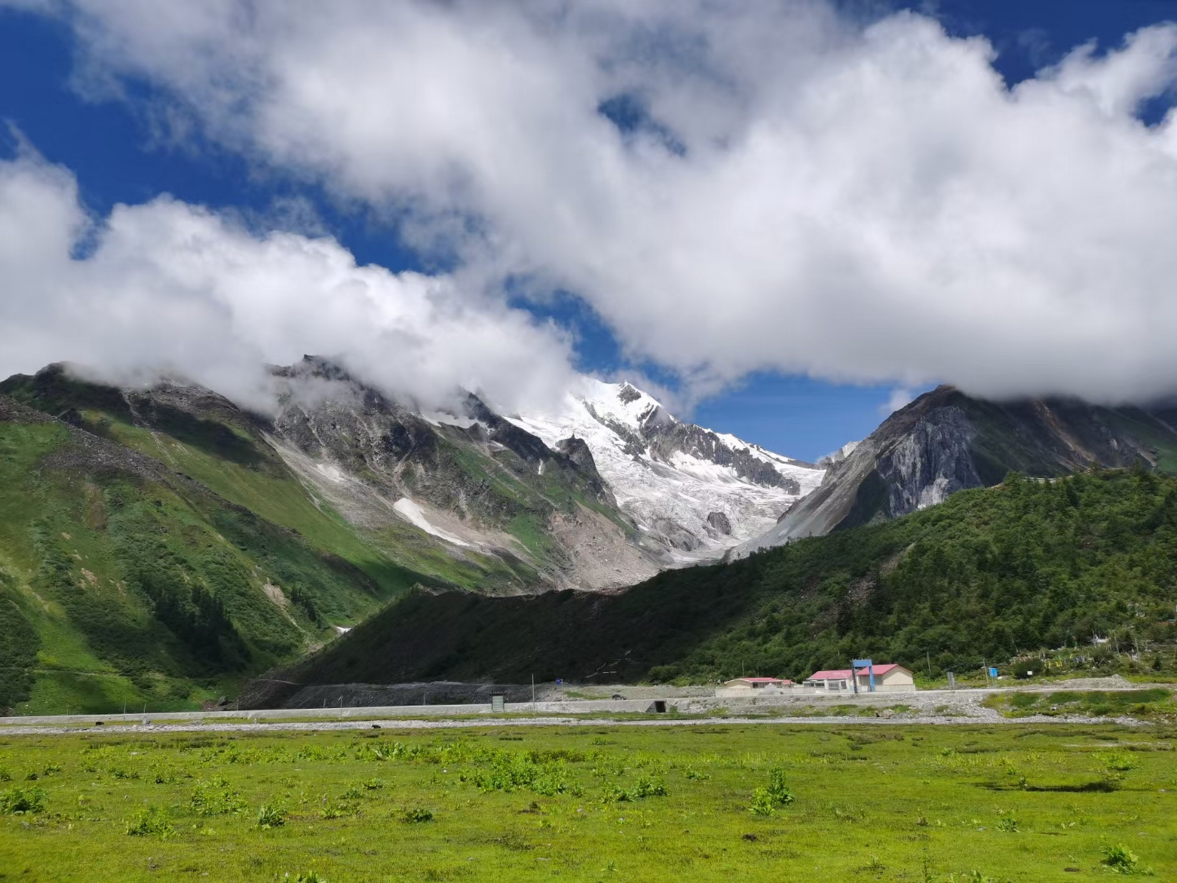 嘎隆拉雪山位于西藏林芝墨脱县与波密县交界处,被当地人称为神山