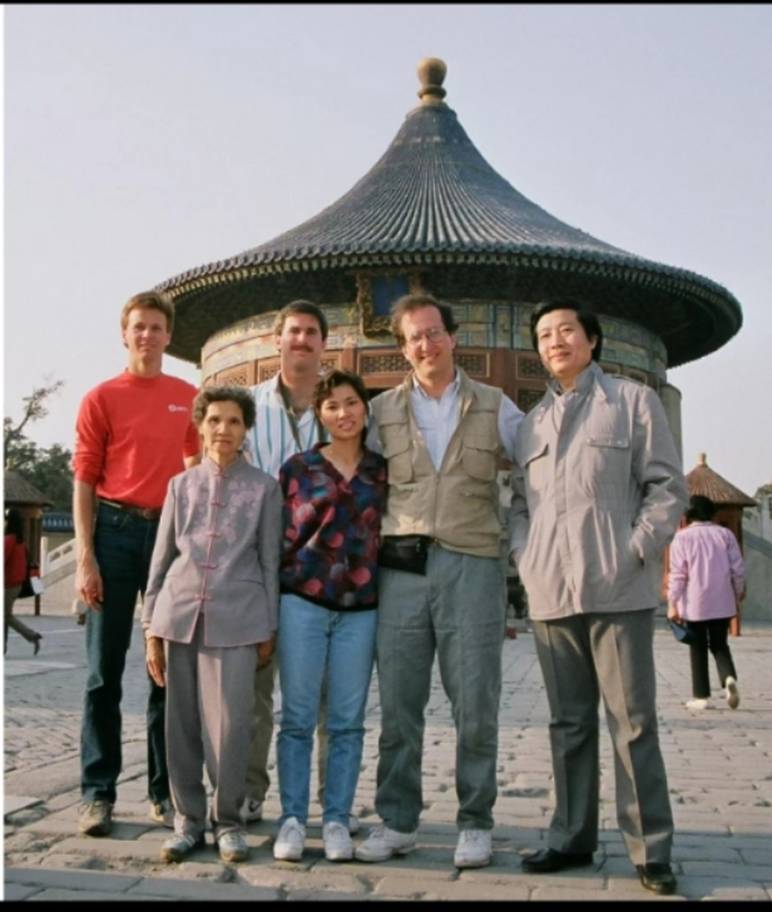 二十世纪八十年代,正在北京天坛游览的游客!一家人在和外国人合影!