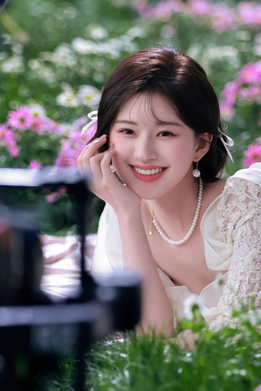 助我上热门# 图赏:超甜美的元气少女-赵露思