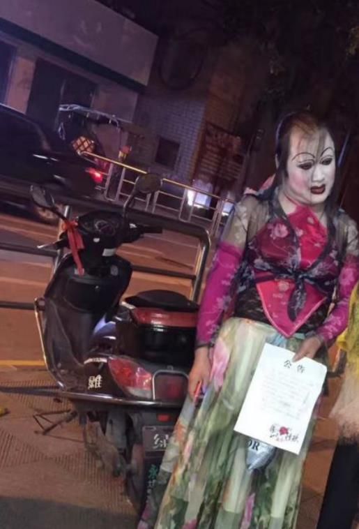 大街上惊现"纸扎人",似乎是因为感情受伤,精神失常