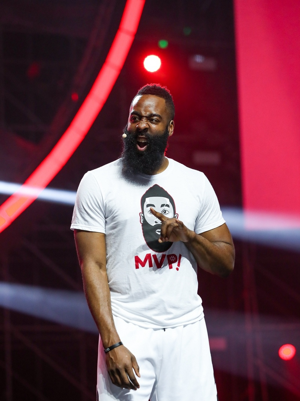 近日据espn报道,nba球星哈登,被费城76队交易到洛杉矶快船队,换取了