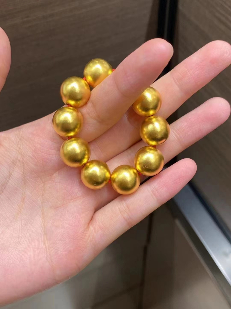 小孩子也有100多克的黄金光珠手链  这是客户定制的一条足金999的光珠