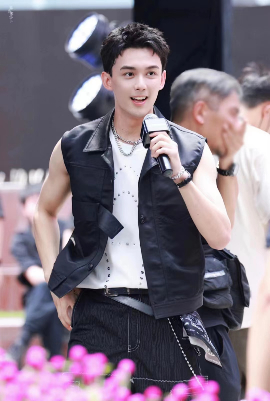 吴磊新疆骑行完又闪现广州天河城某品牌活动现场,一身