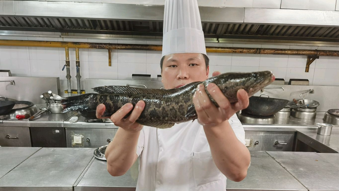 东北特色名菜:“得莫利炖活鱼”大厨分享铁锅炖鱼的小技巧