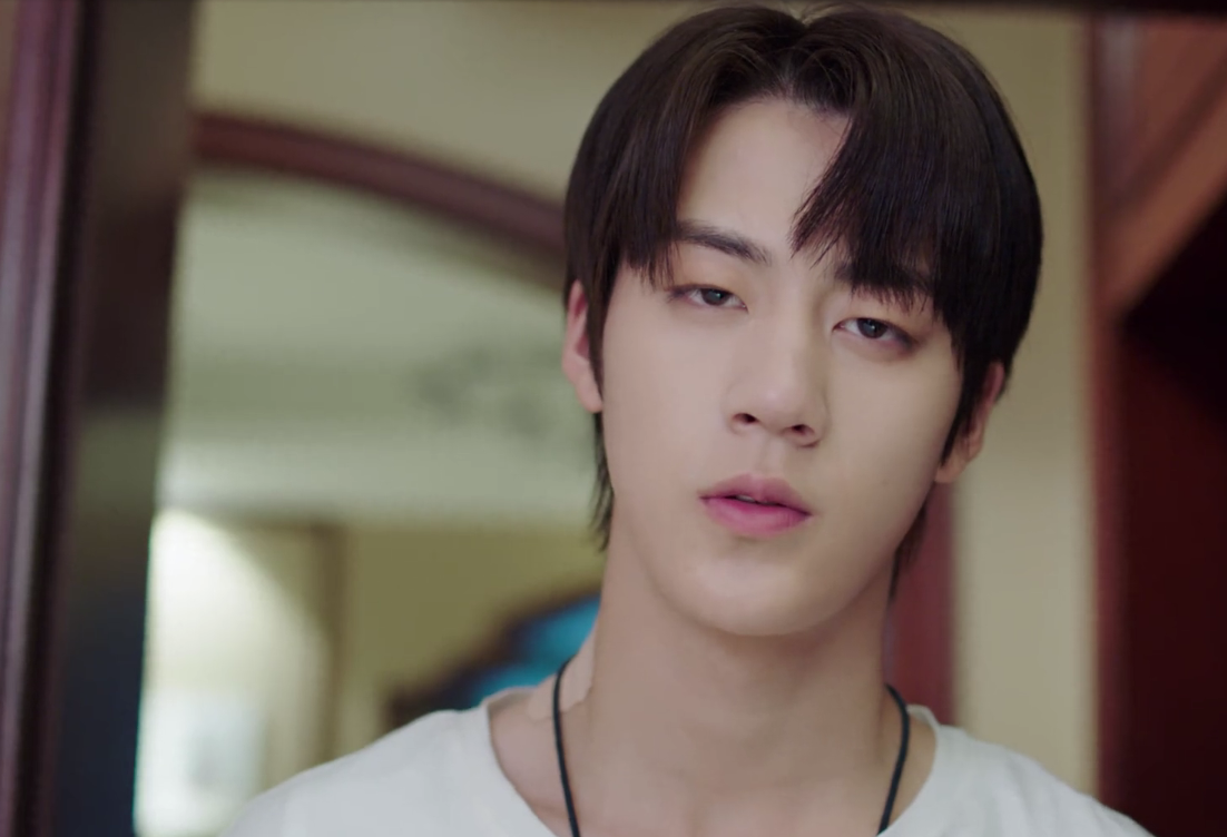 《甜了青梅配竹马》:任世豪脖子上膏药成看点,许雅婷嘟嘴惹人议