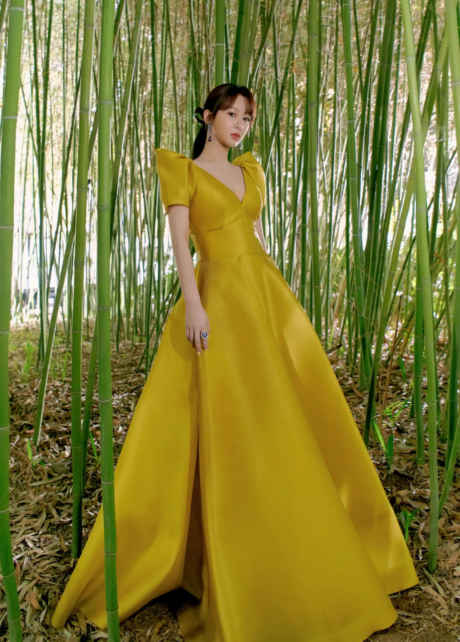 动态创作月# 杨紫 一袭芥黄阔肩袖长裙优雅动人, 置身竹林之镜,探寻