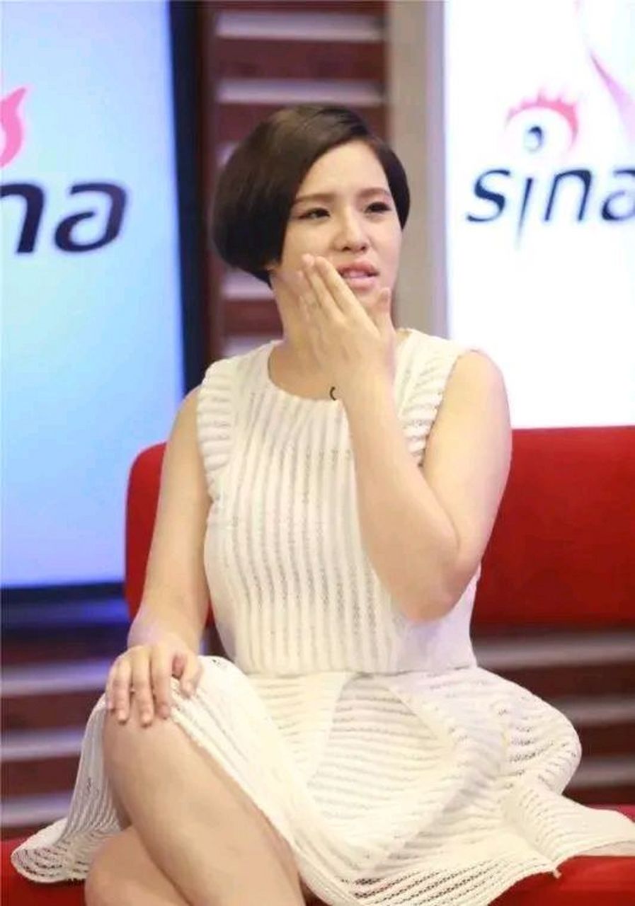 8月5日,很久没有露面的女星谢依霖突然登上热搜,并且霸占文娱热搜榜