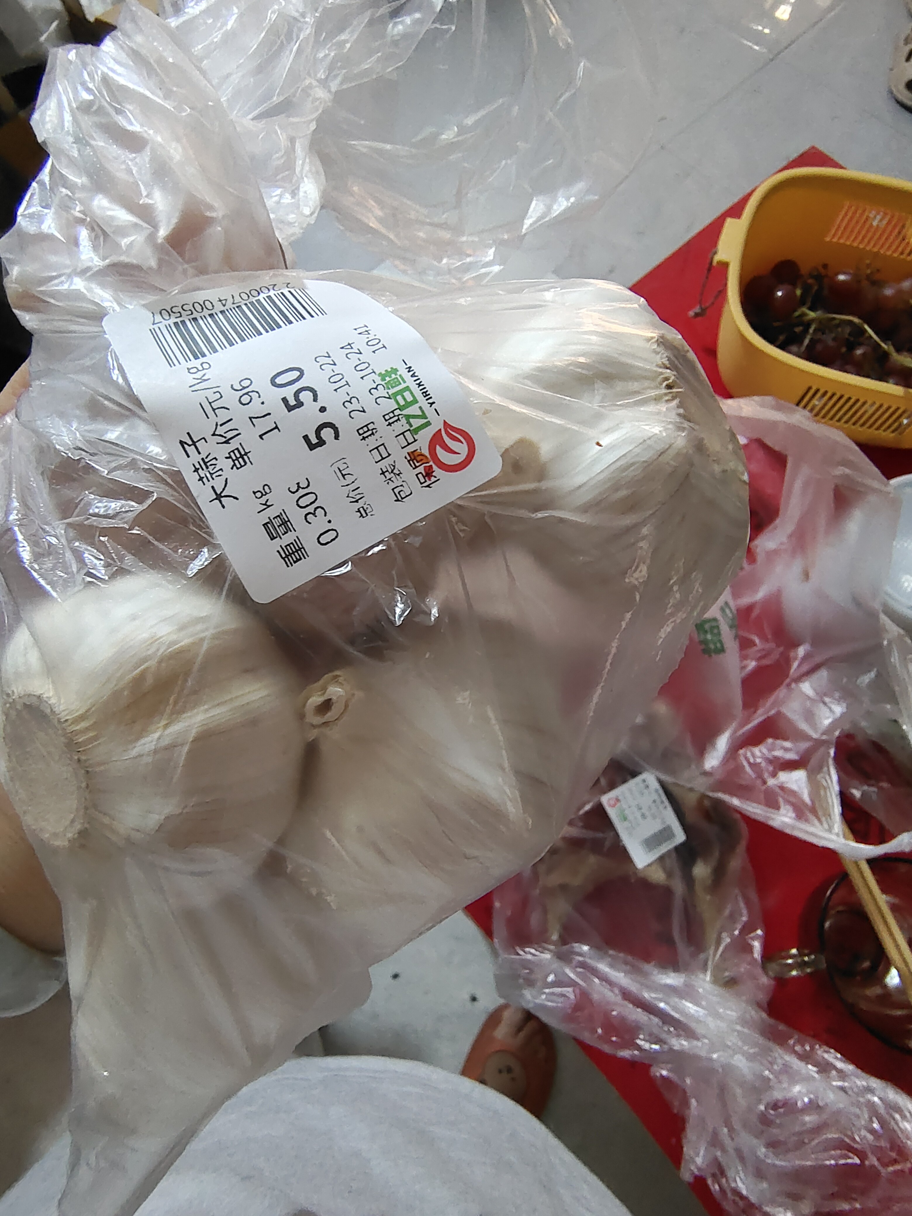 今天逛超市看到腊鸭腿很想买点尝一尝就买了两只花了104土豆2