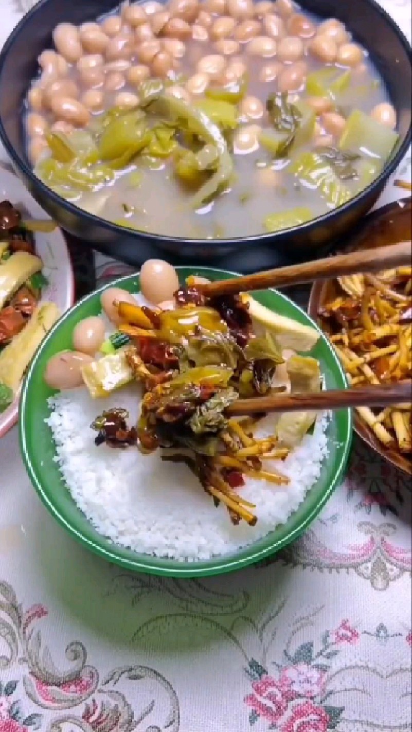 包谷饭再配上这香喷喷的菜,没谁啦!