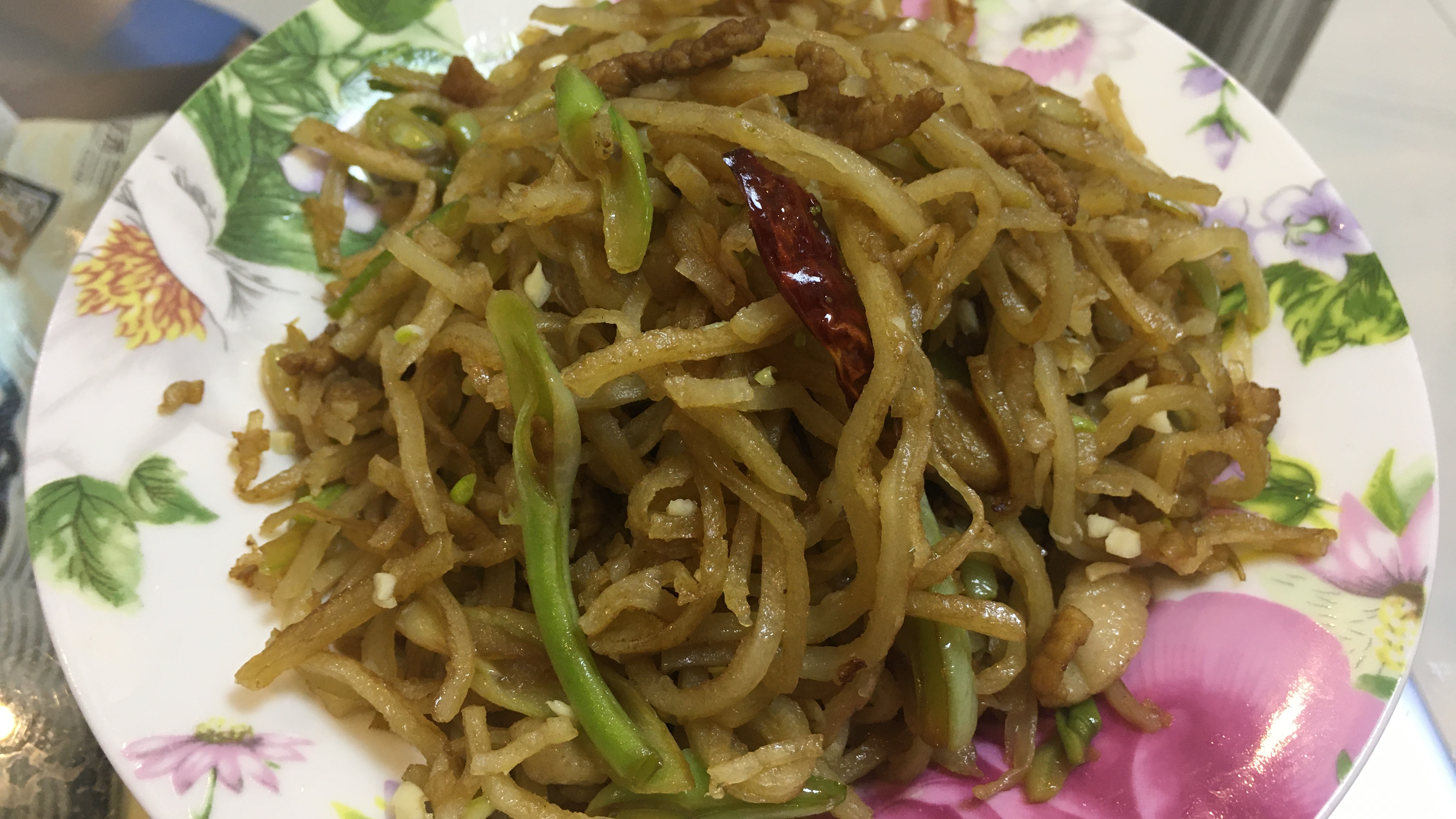 河北特色之“豆角肉焖饼”饼丝劲道,吸足肉汁,配上蒜一盘不够吃