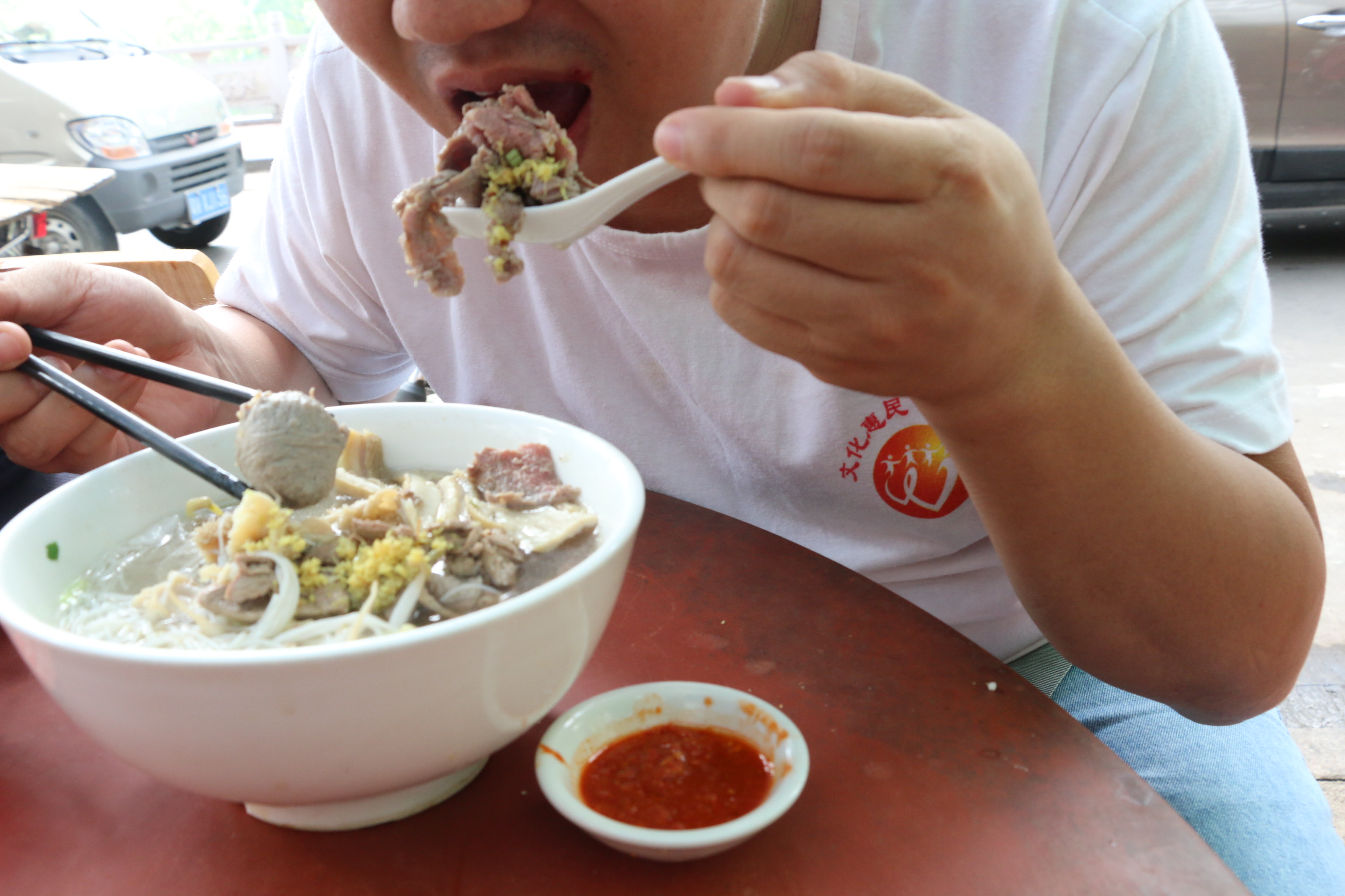 煮饺子水开才下锅?大错特错,这1步做对了,饺子香嫩不破皮