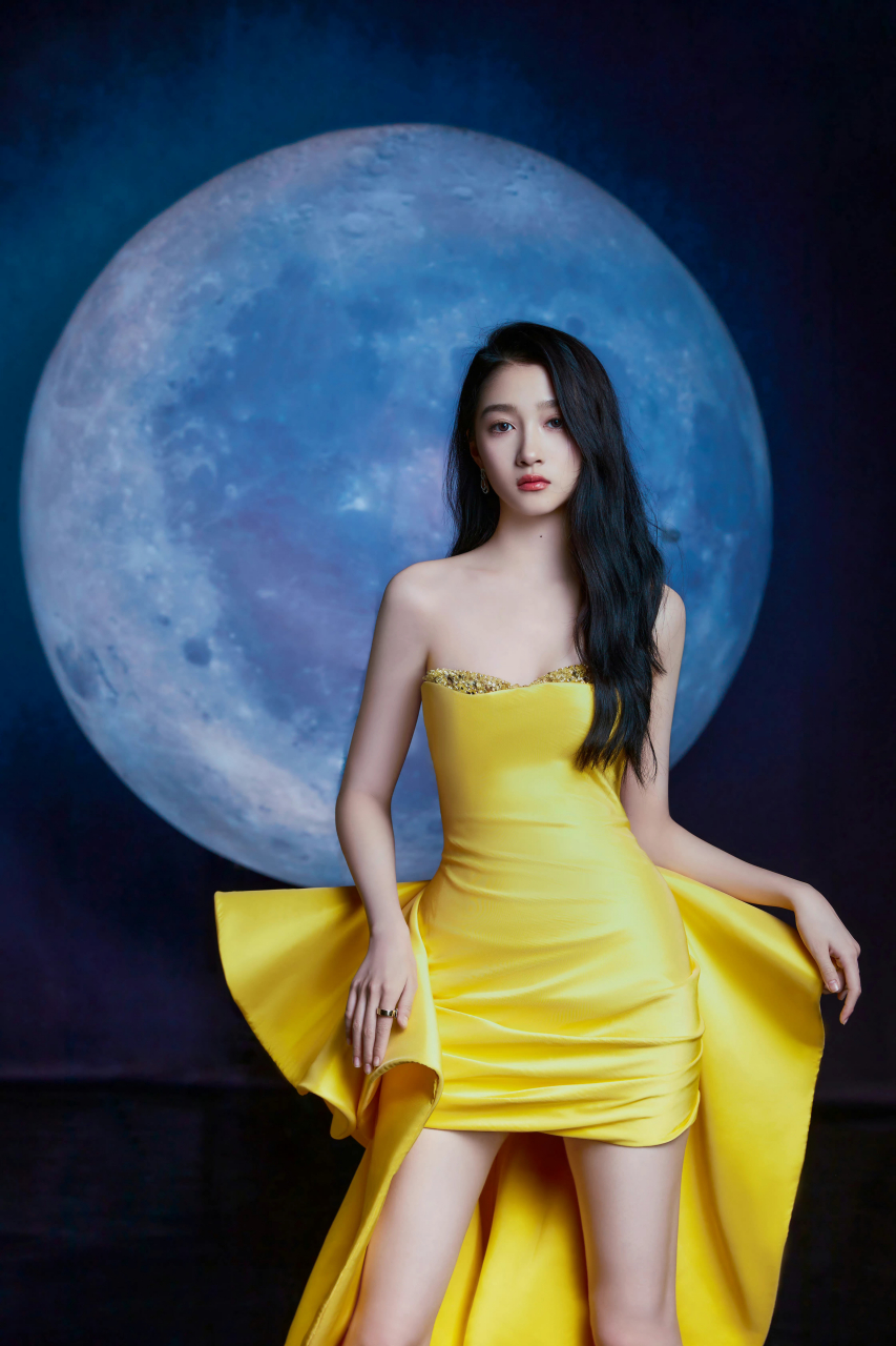 关晓彤选对造型就是美,一袭黄色"二分裙",显得腿又细又长