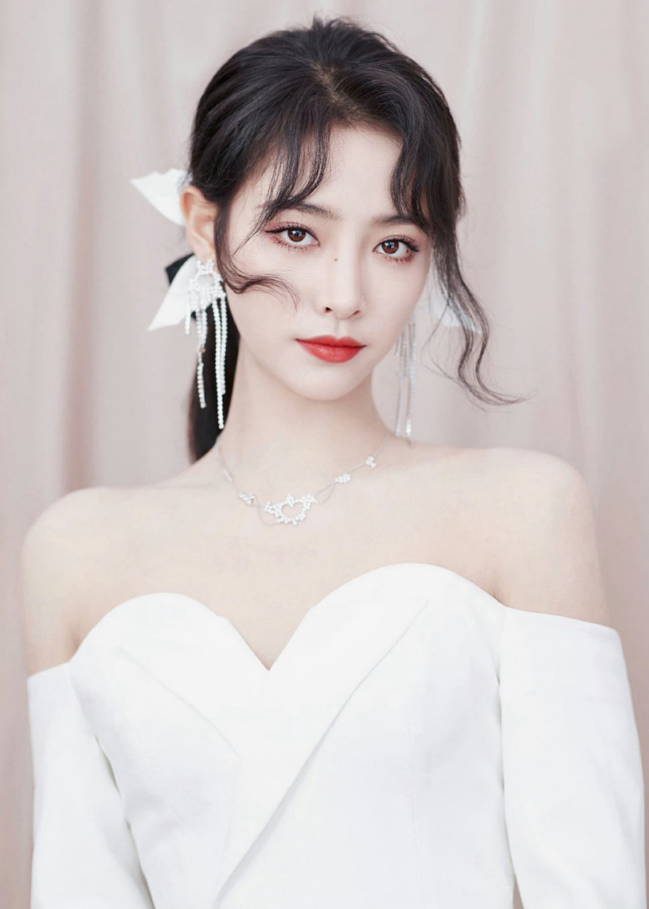 许佳琪# 一白色露背吊带裙,肤白貌美的容颜,窈窕