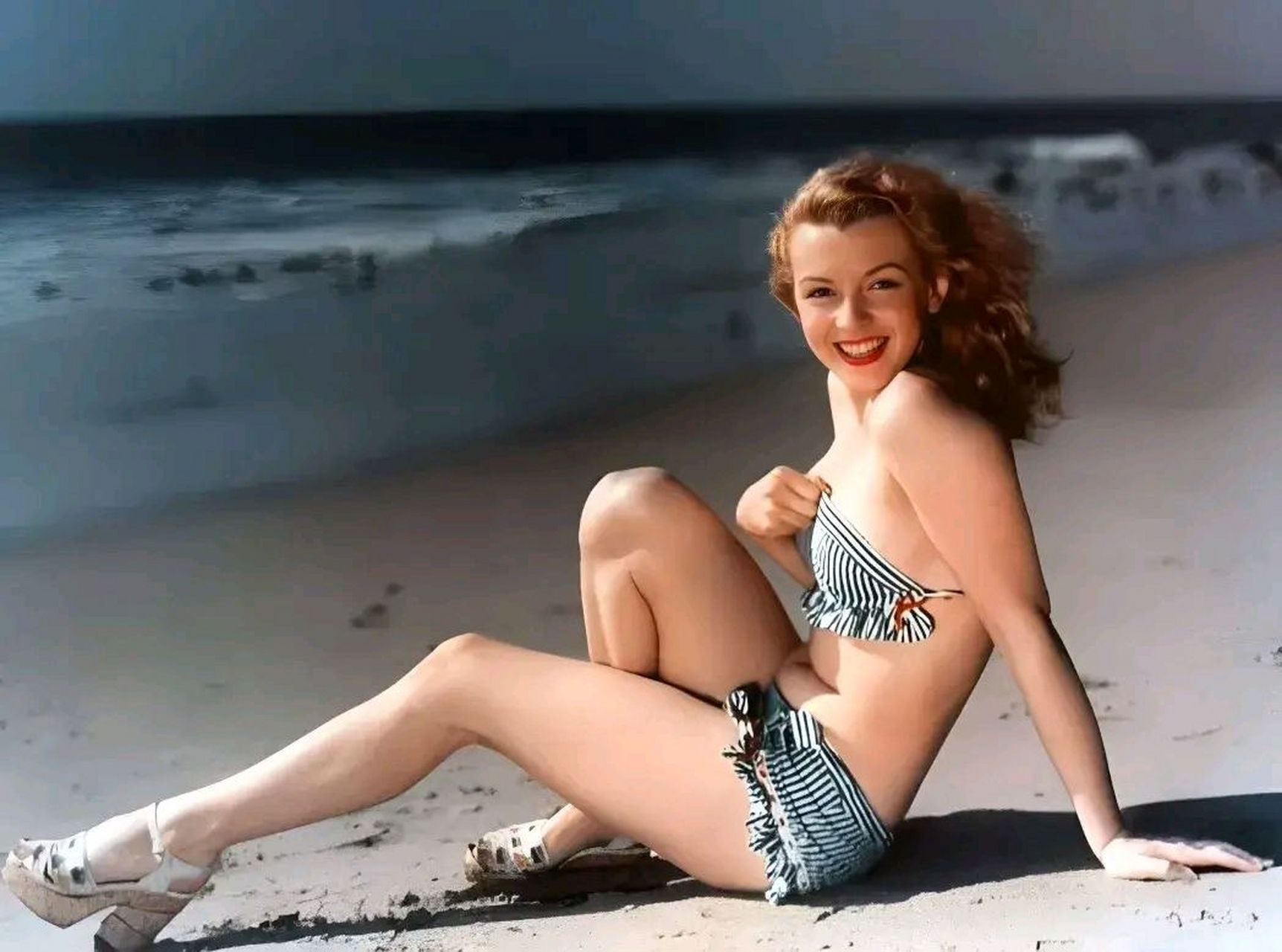 性感尤物玛丽莲梦露的性感沙滩写真,照片中玛丽莲梦露留着一头金色大