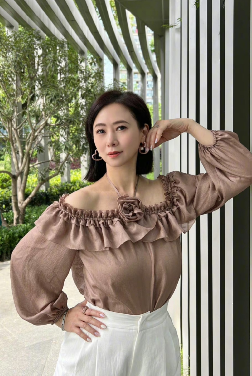 翁虹晒近照状态光彩照人,脸型那么小一点不显老,肤色也很白皙,保养