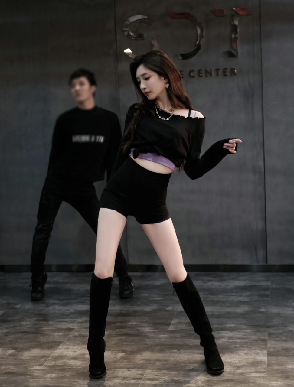 江疏影的腿不但又细又直又长,还白到发光,虽然瘦却不弱很有力量,是