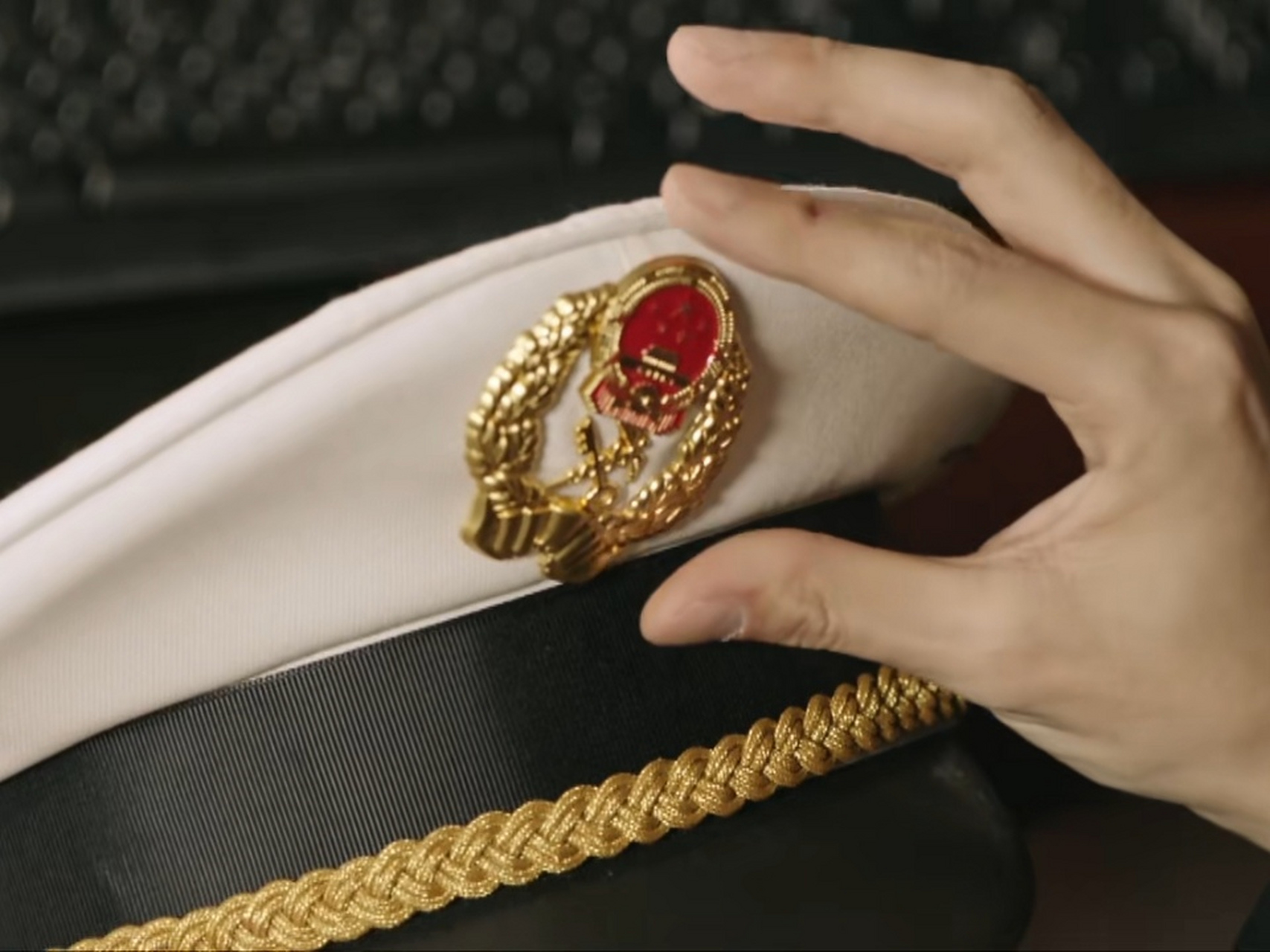 《梦中的那片海》细节到位,歪掉的海关帽子上的徽章,代表着陈宏军无法