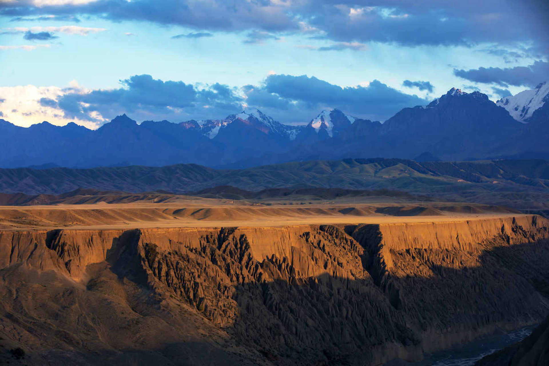 安集海大峡谷的美,让人觉得震撼#旅行# #旅游# #暖冬好物大赏