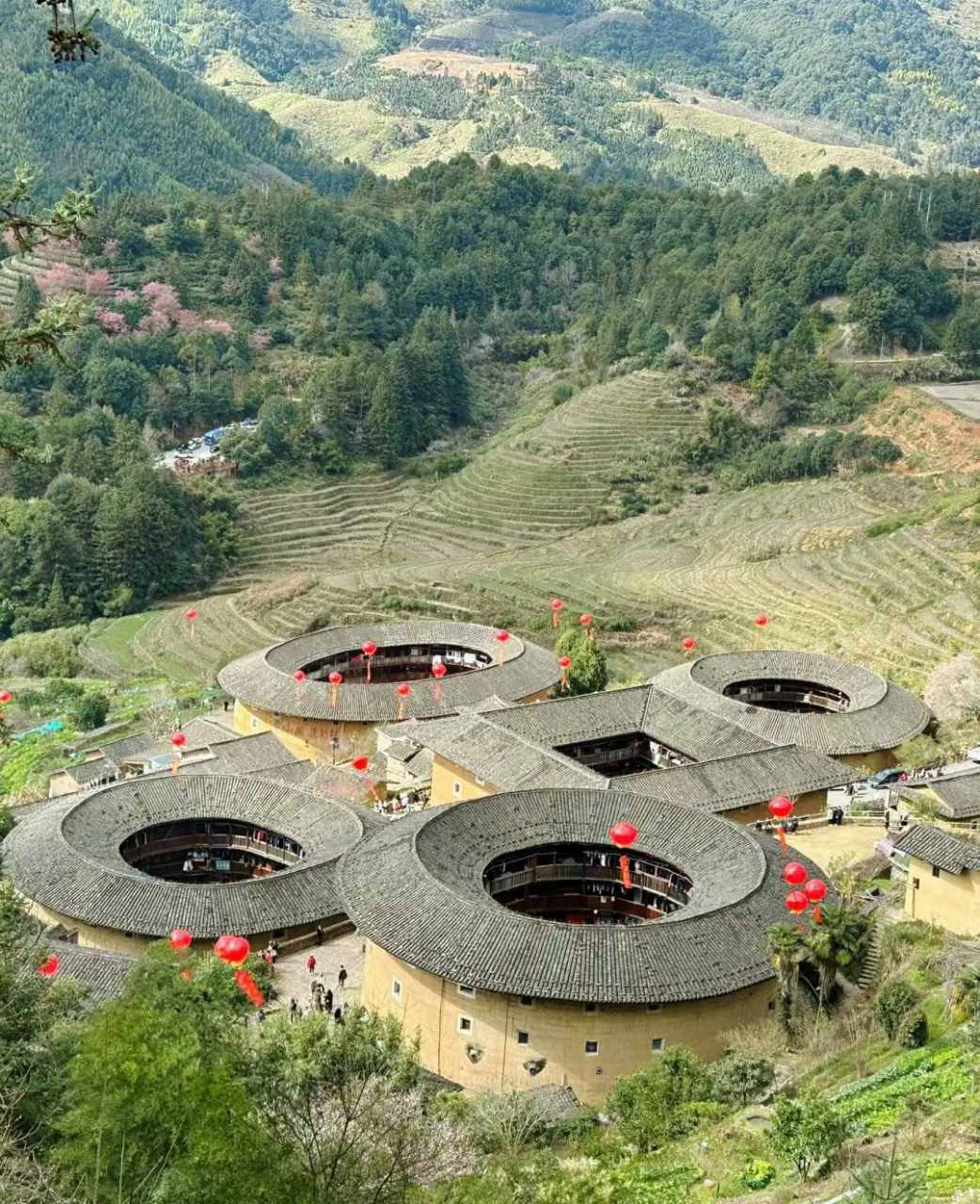 承启楼是位于福建省龙岩市永定区的著名客家土楼,被誉为"圆楼之王".