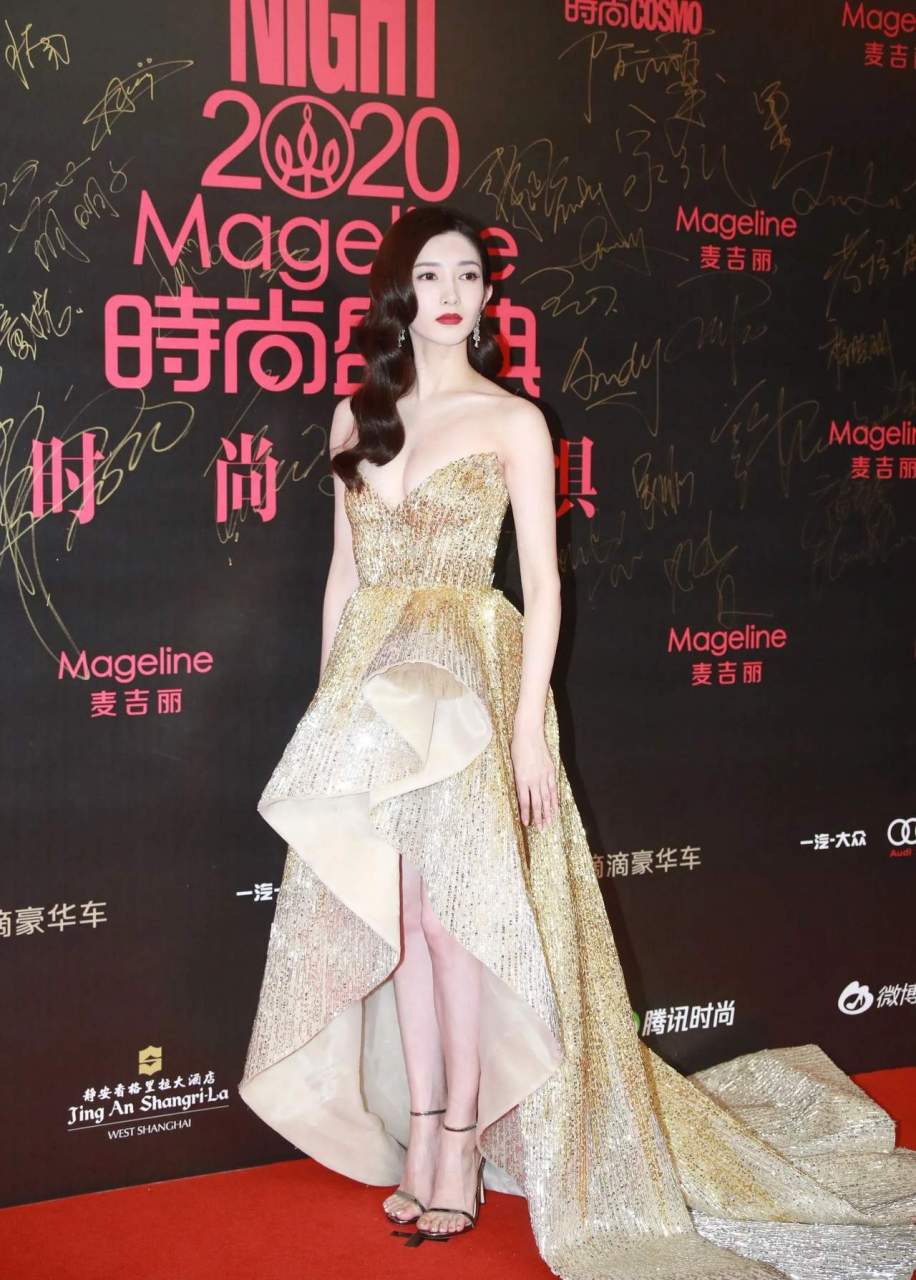 江疏影 金色低胸礼服/气质很奈斯#明星生图大赏# #我们都爱聊八卦