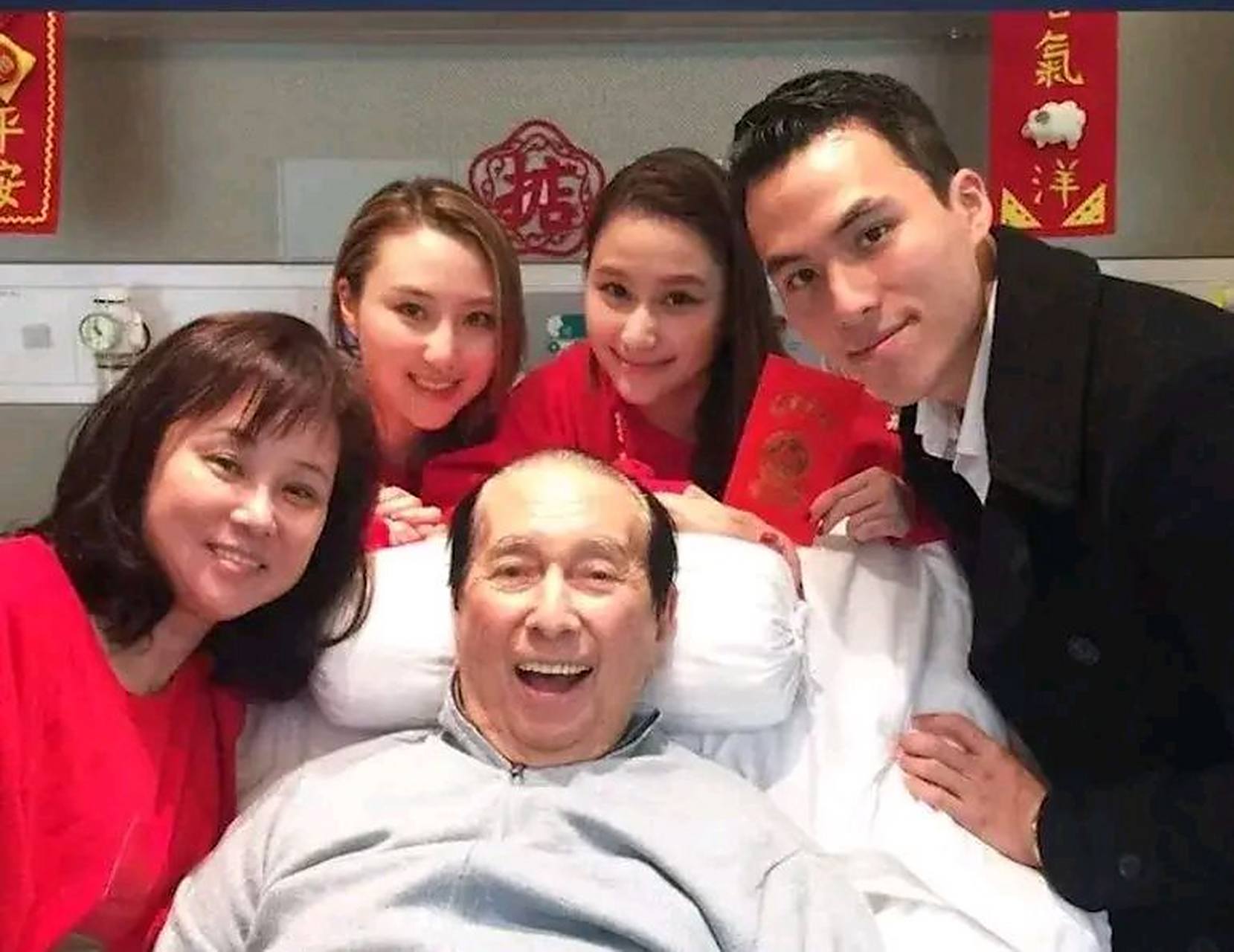 何超莲的双胞胎弟弟何猷启 赌王三太生的这对龙凤胎颜值高,长得像时