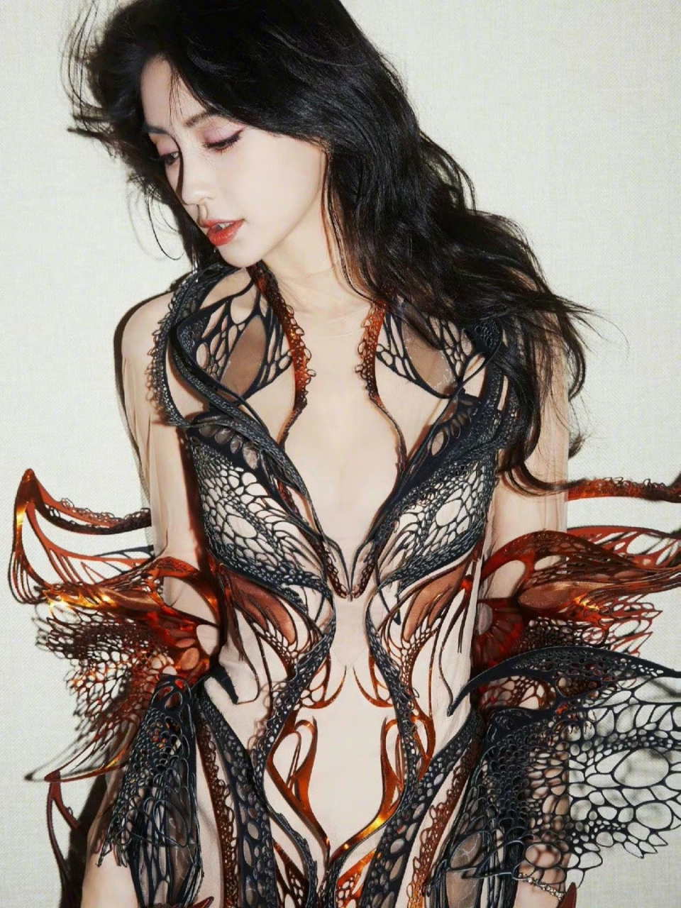 杨颖# minibazaar 刊物大片, 一袭烈焰蝴蝶造型,镂空的3d打印裙,满满