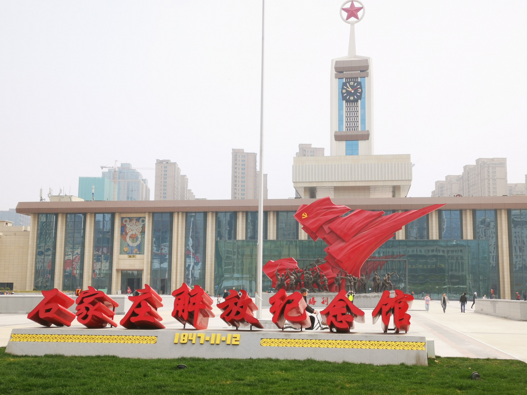 正如前期预测,石家庄解放广场在4月1号时间节点已经如期完工,广场上