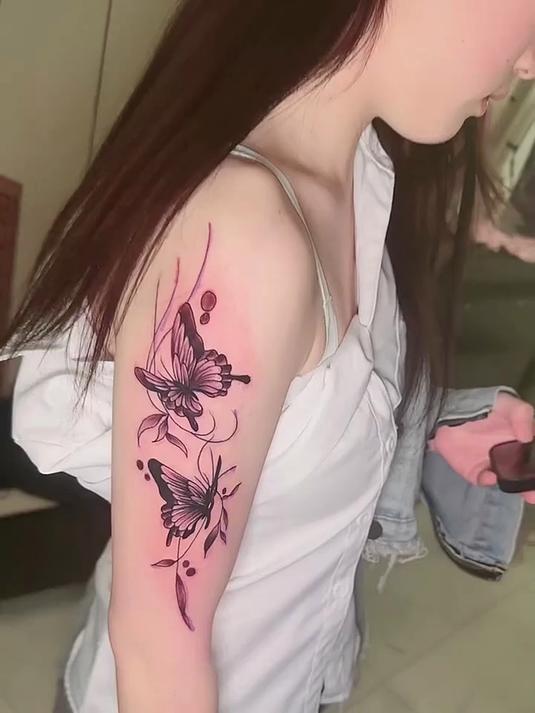 美女大臂蝴蝶纹身,非常的个性,你会不会心动