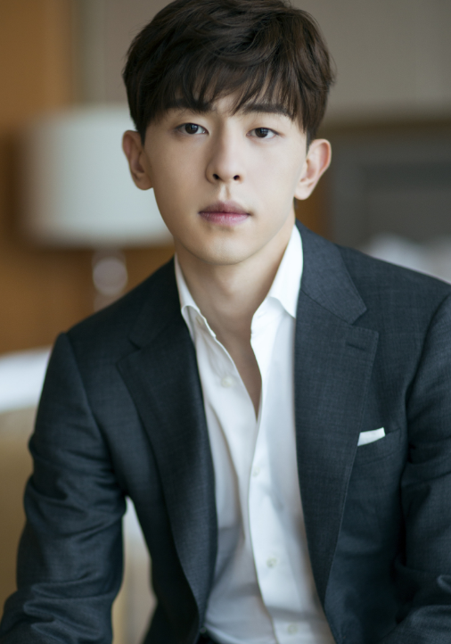 邓伦近照曝光:与友人聚餐仍居c位,身材变胖脸色沉郁,风光不再