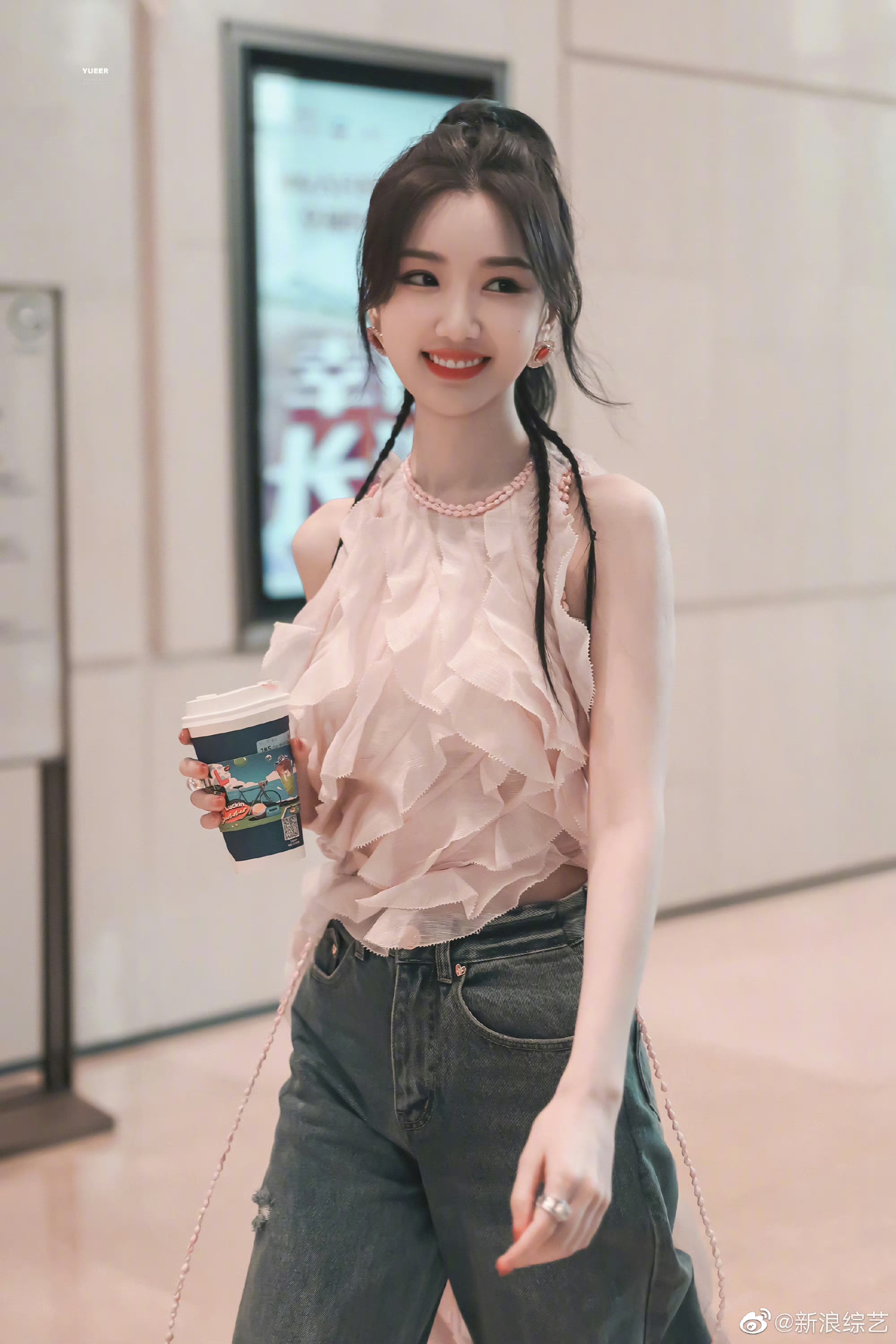 毛晓彤粉色上衣好可爱,整个人都是粉嫩粉嫩的