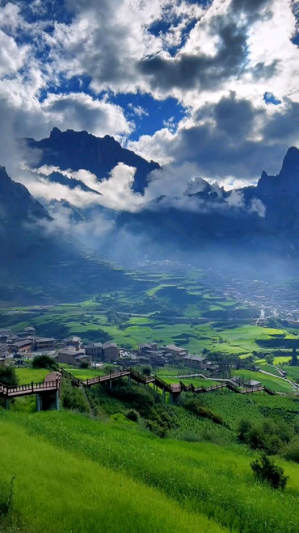 甘南扎尕那美景,云雾缭绕人间仙境.