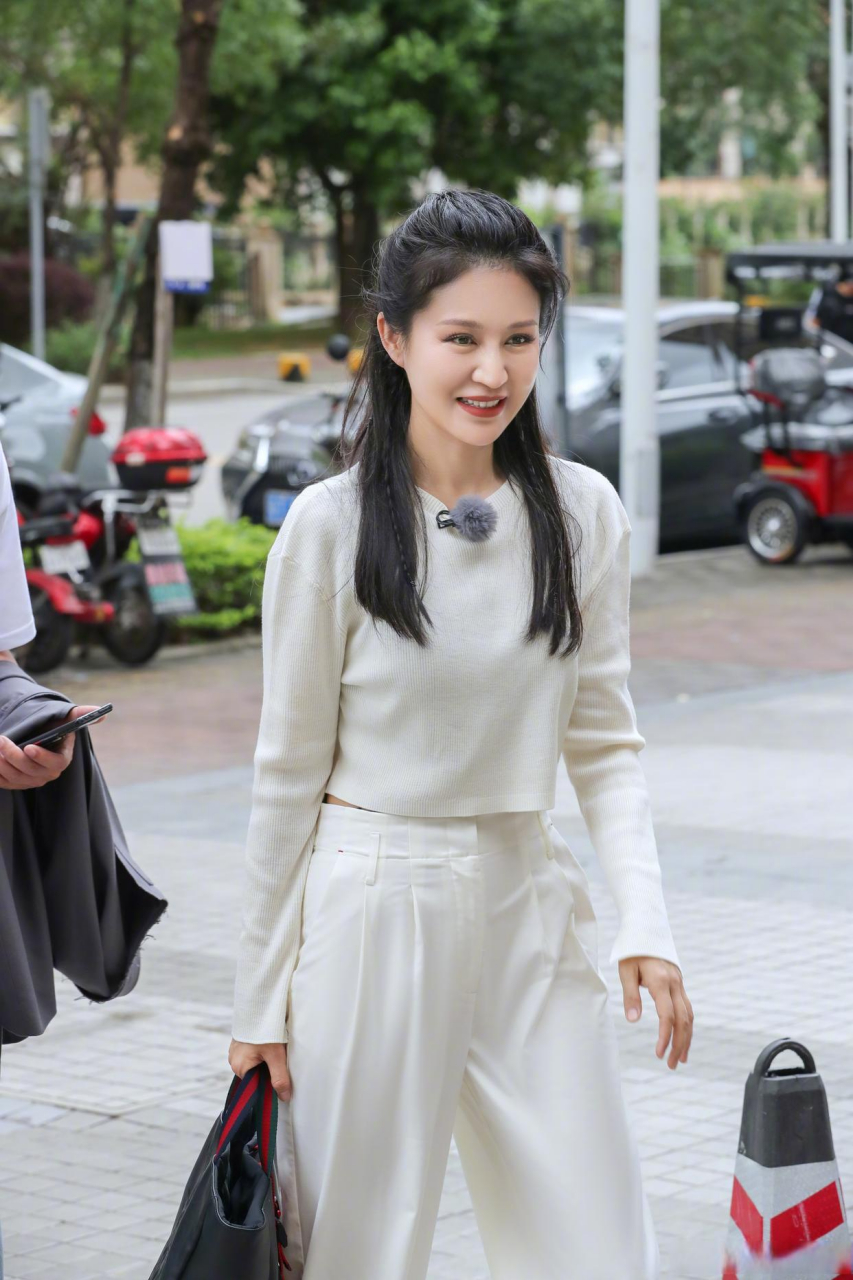 鲍蕾还是长发好看,显得更年轻.