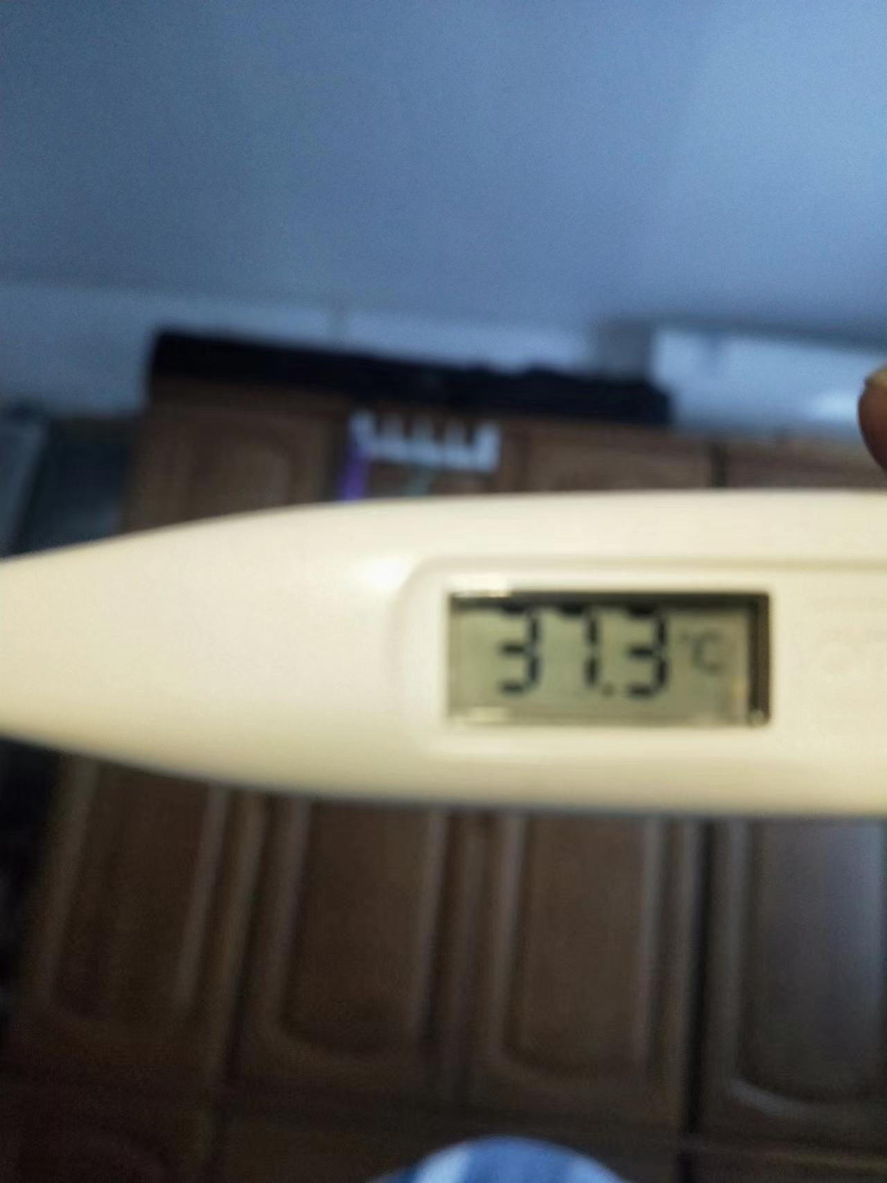 接着让他试表体温已是38℃给他盖上厚棉被我