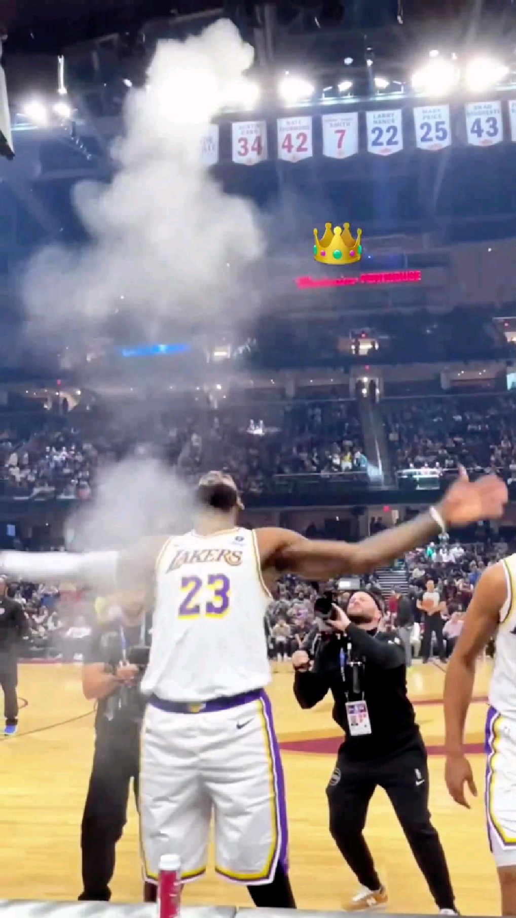 詹姆斯重回骑士主场撒镁粉,多么熟悉的画面