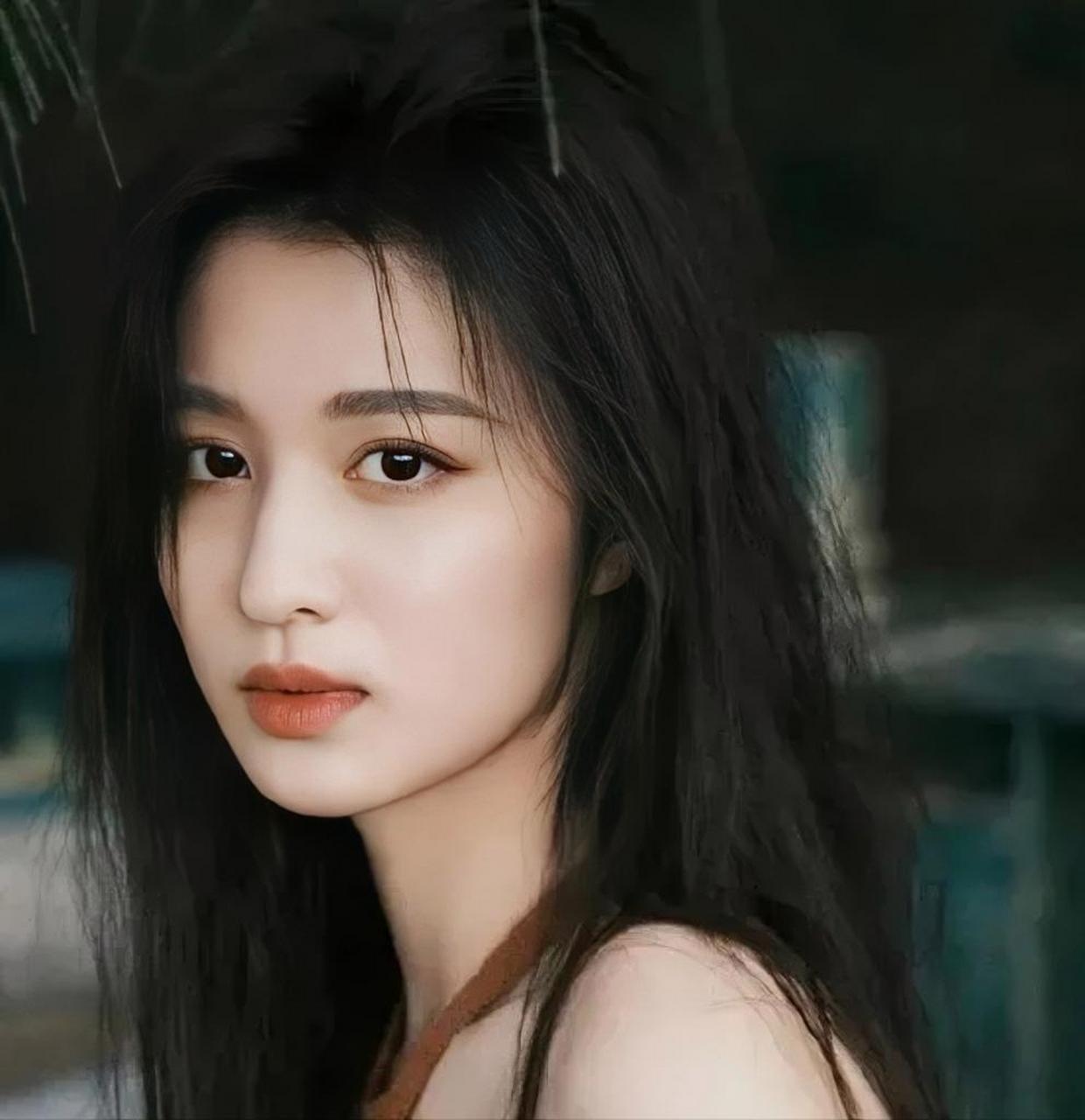 王楚然# #八卦娱乐明星# #明星穿搭# 王楚然五官真的好精致,这么好看