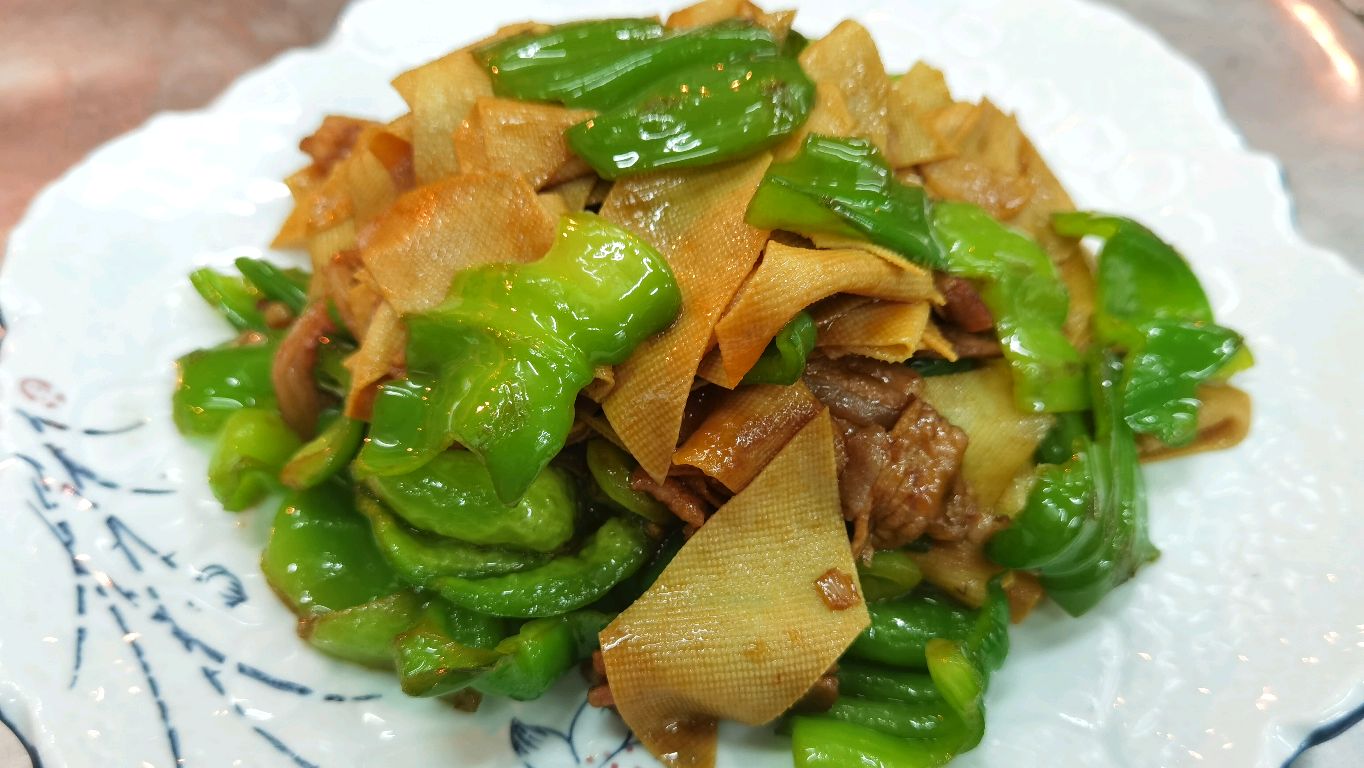 青椒炒豆皮这样做才正宗,操作简单又好吃,非常下饭