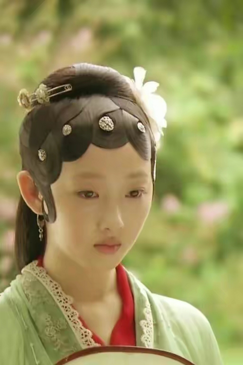 事情发生在戛纳红毯,曾凭借《红楼梦》"林黛玉"一角走红的女星