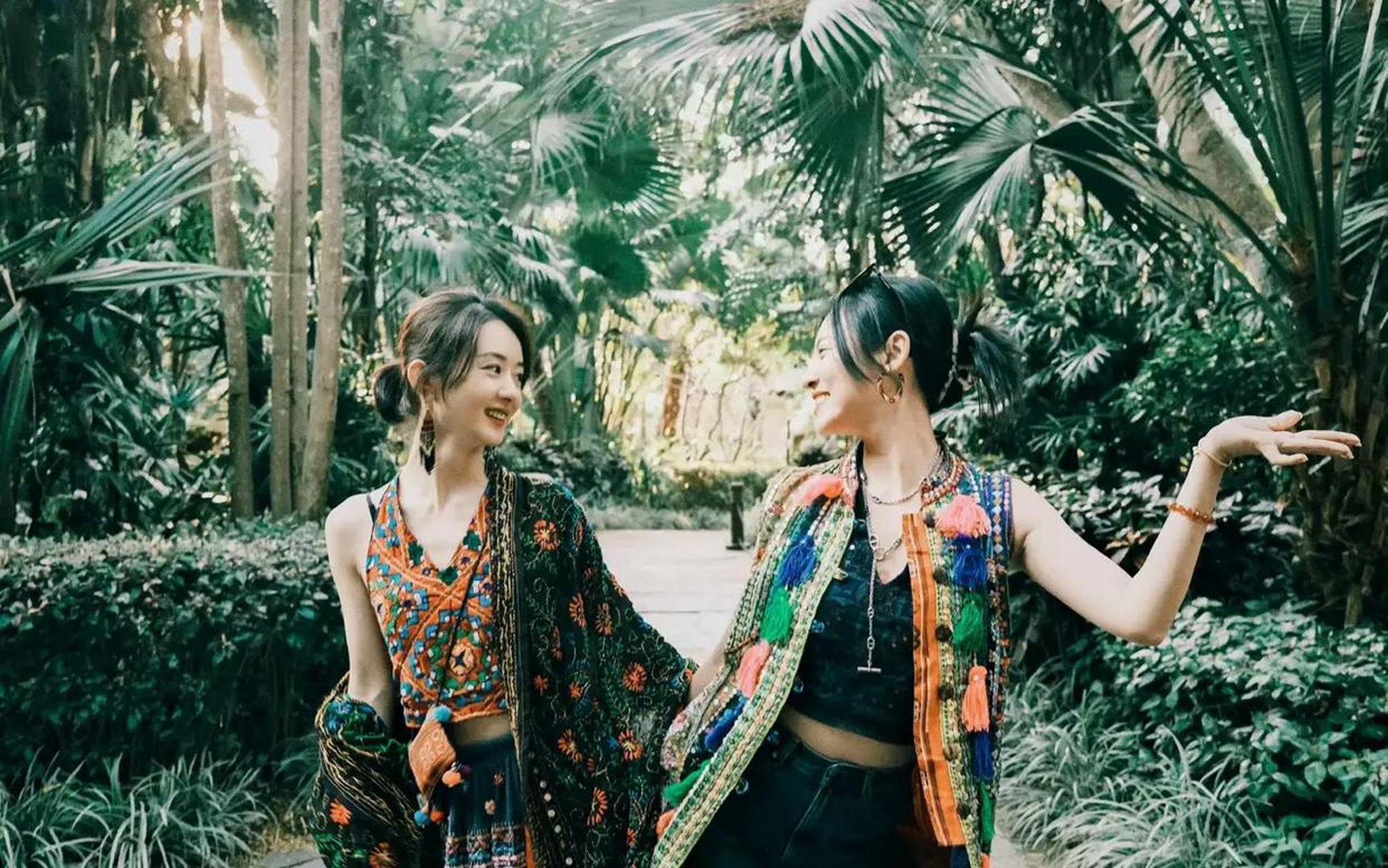 【赵丽颖云南民族风写真】 赵丽颖民族风造型好美啊,和好友一起在自然