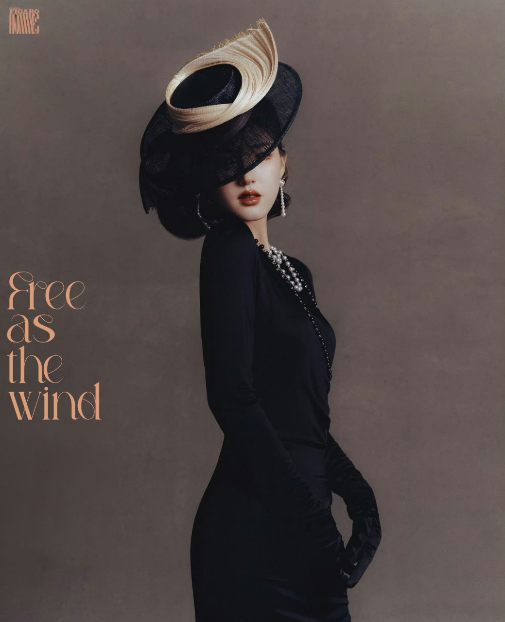 赵露思还挺适合这种复古摩登女郎造型,她一头复古短发,化着精致的妆容