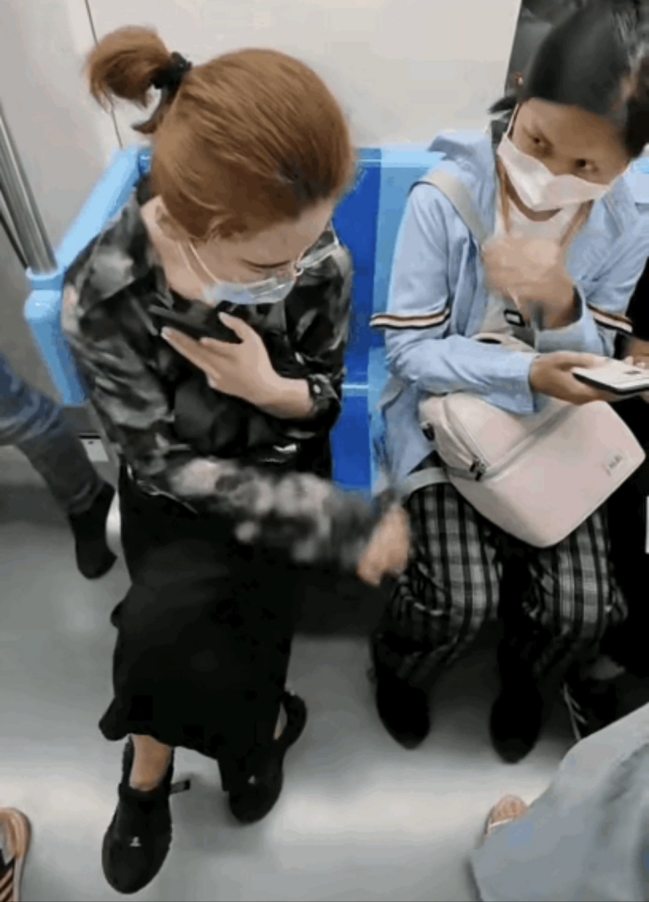 地铁里这女子又是挪座位又是拍拍自己的裙子,一脸嫌弃的表情不要太