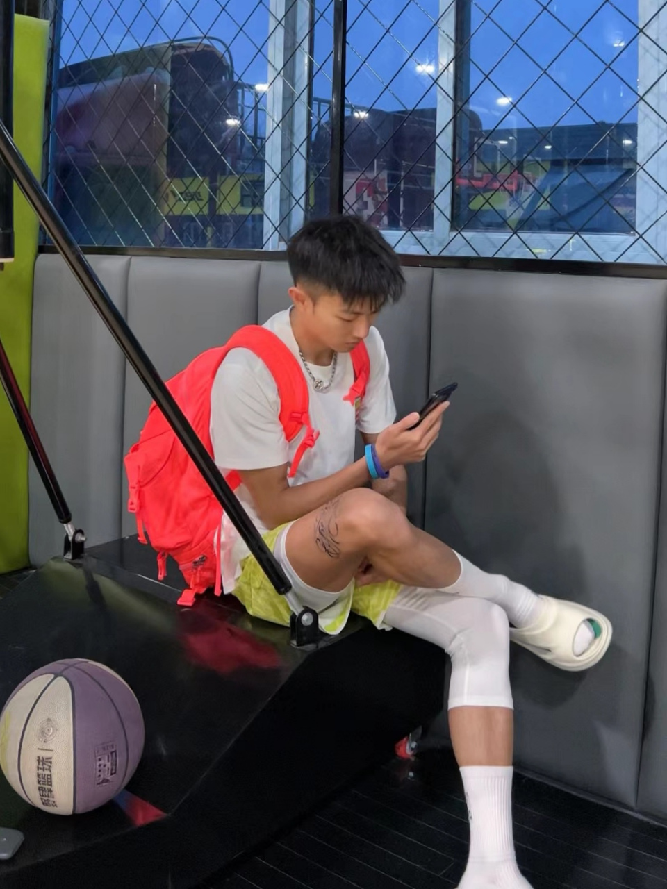 为什么打篮球的男孩子都喜欢穿白袜?