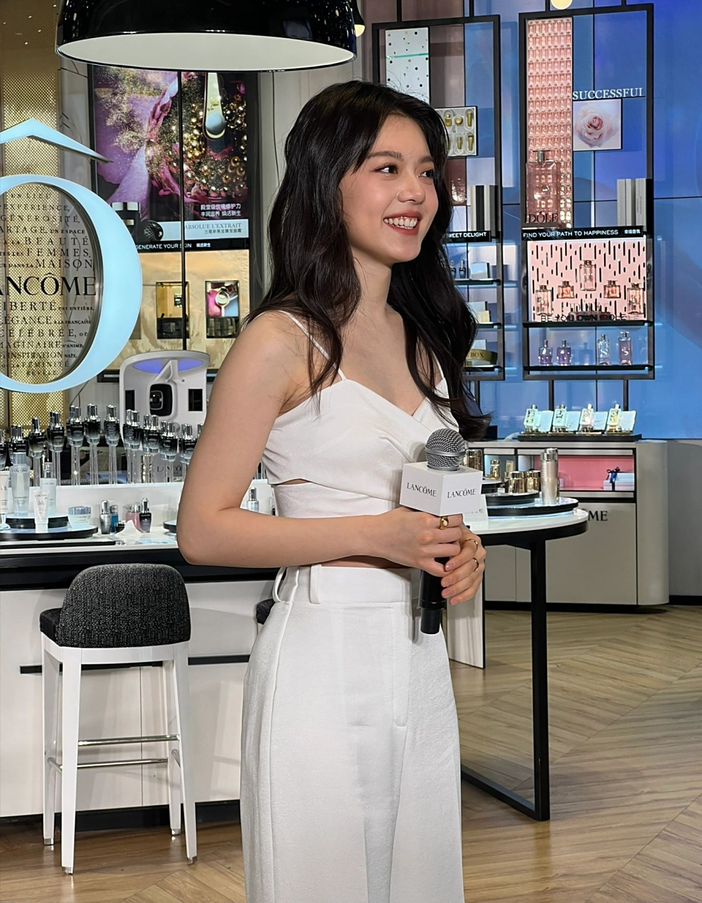 赵今麦活动生图,微卷长发白色抹胸上衣,有一种轻熟的气质.