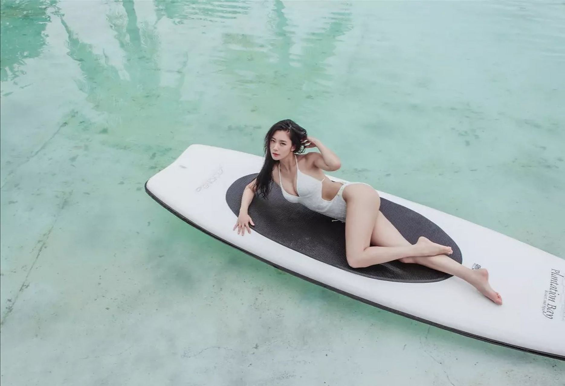 韩国国民女神克拉拉,泳装写真,多了一份少女感