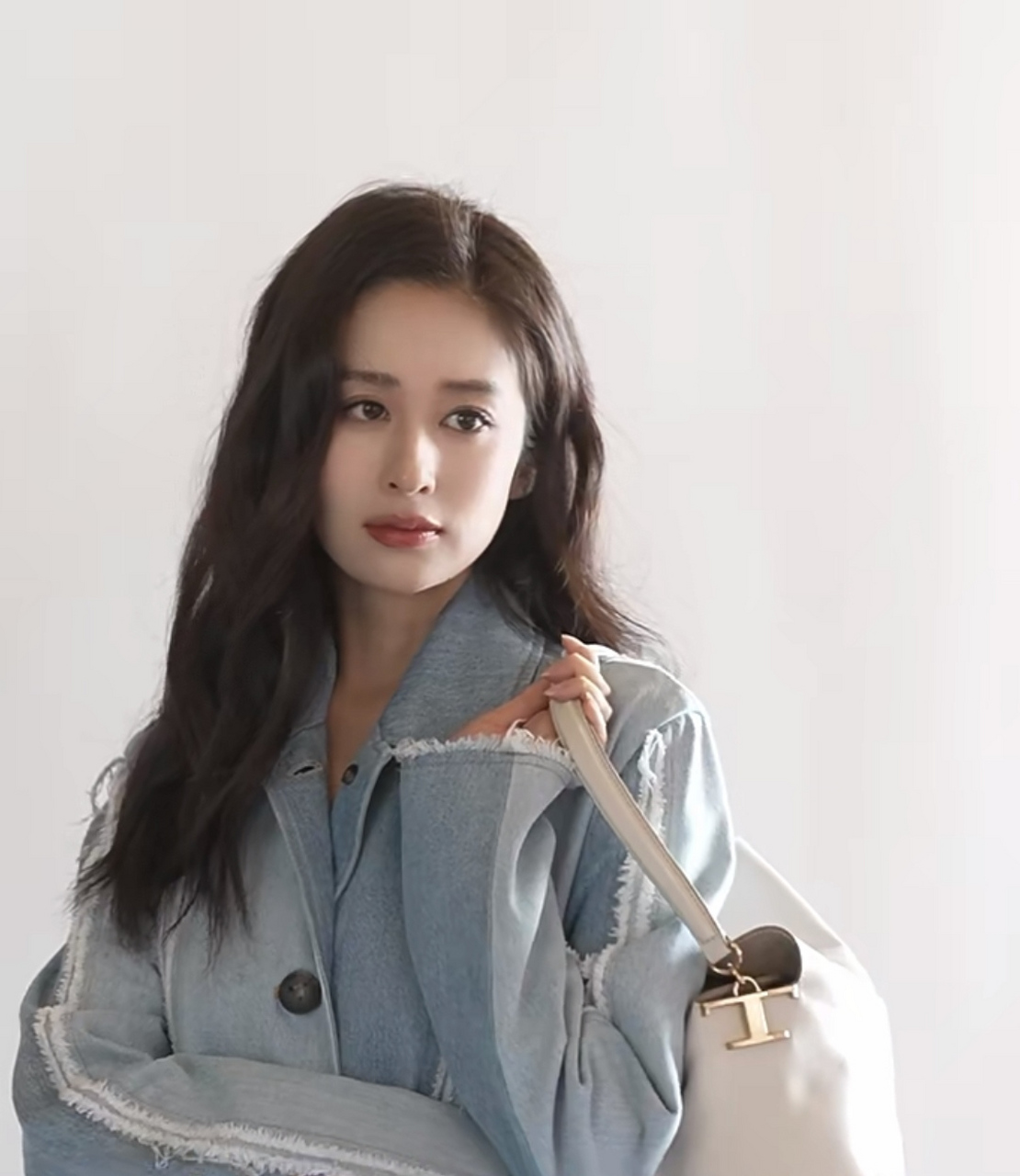 颖儿分享拍摄幕后生图,她的颜值被低估了,说起好看的女艺人,很少有人